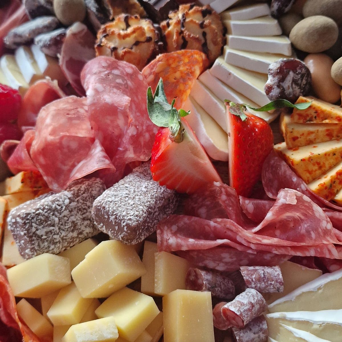 Ostabakki með hvítmygluosti, salami og jarðarberjum